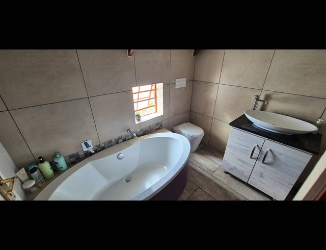 5 BEDROOM HOUSE FOR SALE IN KLEIN DASSENBERG